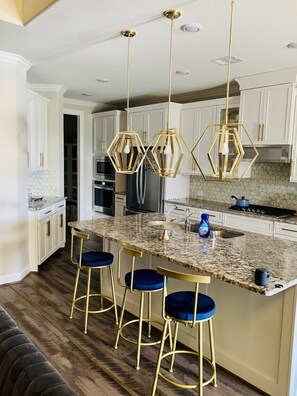 Fridge, microwave, oven, stovetop - Spacious 4-bedroom With Movie Room and Pool Table (Richmond)