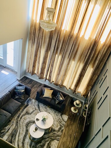 Spacious 4-bedroom With Movie Room and Pool Table