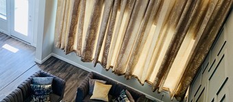 Spacious 4-bedroom With Movie Room and Pool Table