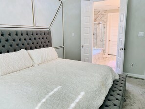 4 bedrooms, desk, iron/ironing board, WiFi - Spacious 4-bedroom With Movie Room and Pool Table (Richmond)