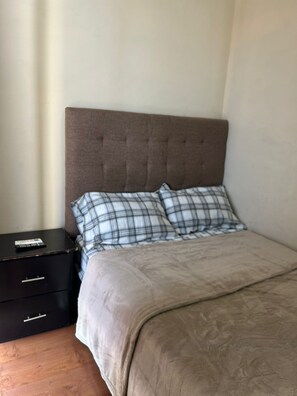 Habitación básica doble, 1 cama Queen size | Wifi gratis 