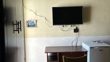 Habitación individual básica, balcón, vista al patio | Escritorio, espacio para trabajar con laptop y wifi gratis