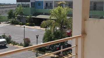Phòng đơn cơ bản, ban công, quang cảnh sân vườn | Hiên