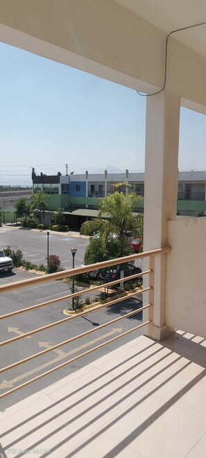 Habitación individual básica, balcón, vista al patio | Terraza o patio