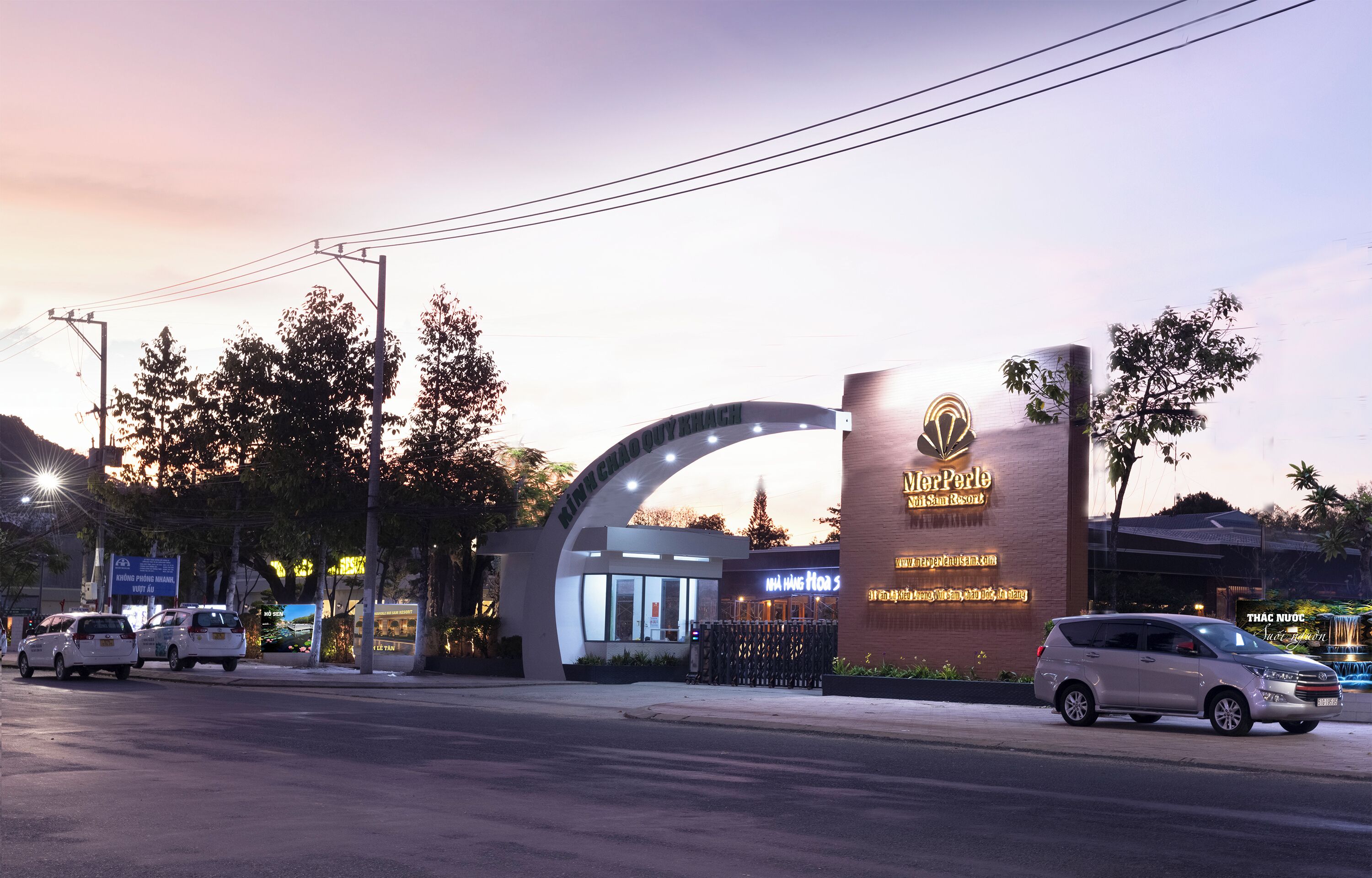 Entrada de um hotel com uma placa indicando 'MerPerle Hotel & Resort'.