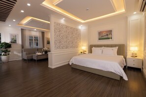 Luxury Studio Suite, 1 Bedroom, Garden View | In-room safe, desk, free WiFi, bed sheets