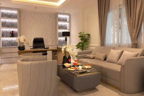 Presidential-dobbeltværelse - 1 soveværelse - udsigt til have | Pengeskab på værelset, skrivebord, gratis Wi-Fi, sengetøj