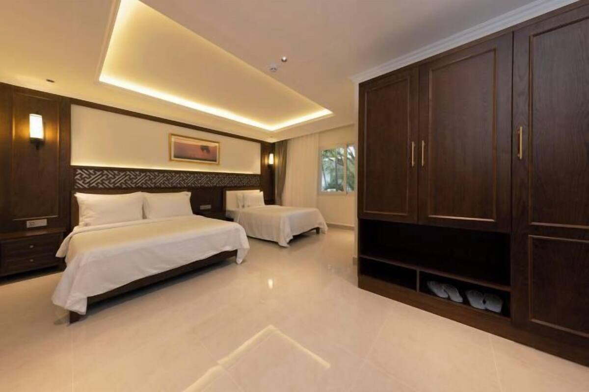 In-room safe, desk, WiFi (free), bed sheets