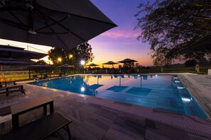 حمّام سباحة خارجي