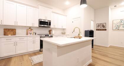 Cowboy's Condo/ Steps to Stadium