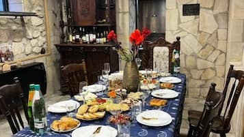 Tägliches Frühstücksbuffet gegen Gebühr