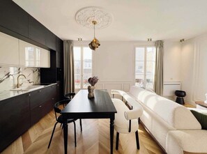 Living area - Chic apartment (Paris)