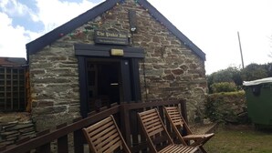 En bygning i sten med skilt, der siger "The Diskie Inn - The Smallest Pub in Crantock".