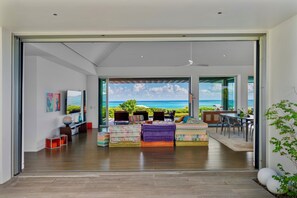 TV connectée, chaîne hi-fi, espaces bureaux