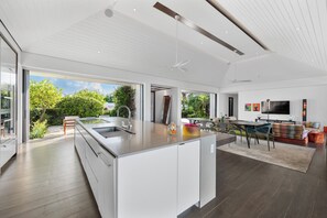 Køleskab, mikrobølgeovn, ovn, kogeplade