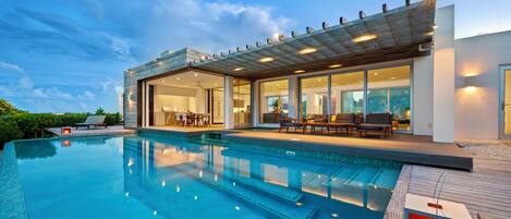 Een verwarmd zwembad