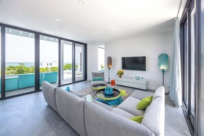 Televisión, estéreo y oficina 