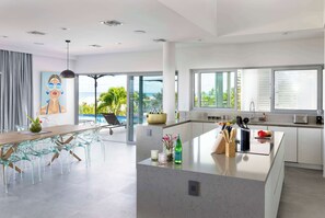 Réfrigérateur, micro-ondes, plaque de cuisson, lave-vaisselle