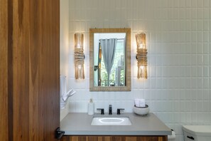 Douche, serviettes fournies, savon, shampoing