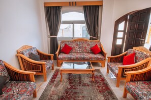 Apartment, 2 Bedrooms, Accessible, Smoking | Hallway