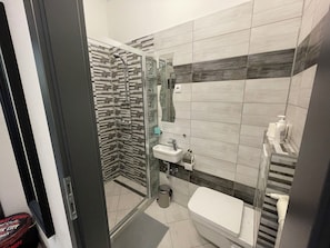 Sèche-cheveux, serviettes fournies, savon, papier toilette