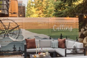 Terrace/patio - The Incline Cabin, Hot Tub | Fireplace | Arcade | 5min to Diamond Pk (Incline Village)