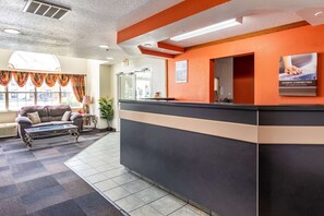Lobby sitting area - Motel 6 Chattanooga, TN - Downtown (Chattanooga)