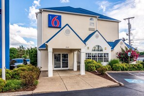 Property entrance - Motel 6 Chattanooga, TN - Downtown (Chattanooga)