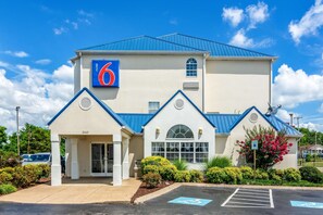 Property entrance - Motel 6 Chattanooga, TN - Downtown (Chattanooga)