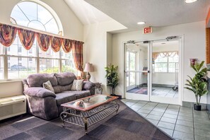 Lobby sitting area - Motel 6 Chattanooga, TN - Downtown (Chattanooga)