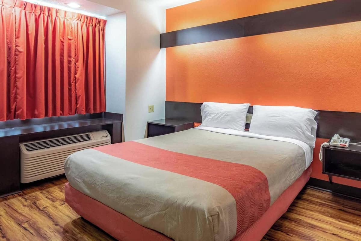 WiFi (free), bed sheets