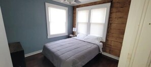 3 bedrooms, iron/ironing board, WiFi, bed sheets - Beautiful Benson home restored and ready for you! (Omaha)
