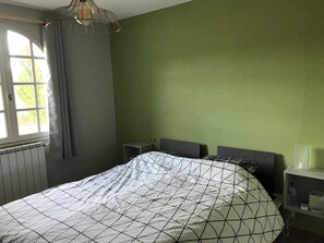 2 chambres, fer et planche à repasser