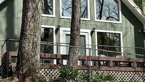 Ein Haus mit Satteldach, zahlreichen Fenstern und einem Schornstein.