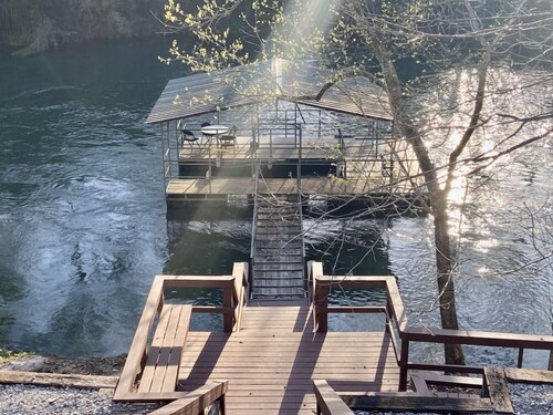 Rustic River Cabin: Your Slice of Heaven