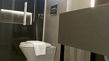 Secador de pelo, bidet, toallas, jabón