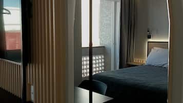 Frigobar, cortinas blackout, quartos à prova de som