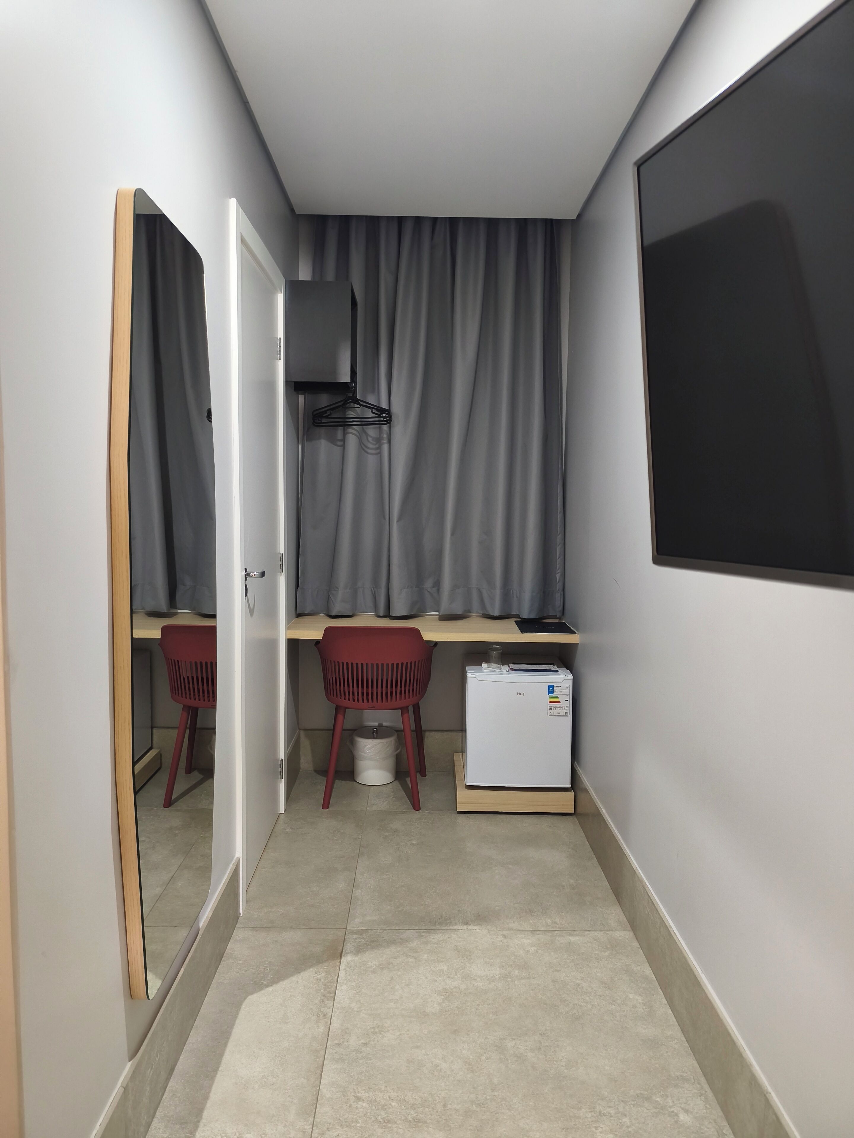 Quarto solteiro empresarial | Frigobar, cortinas blackout, quartos à prova de som