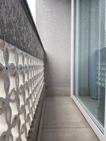 Minibar, cortinas blackout y sistema de insonorización