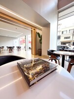Un interior moderno con una mesa mostrando un libro titulado 'Pato Branco'.