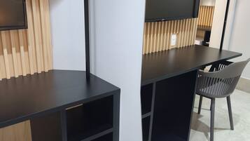 Quarto triplo empresarial | Cortinas blackout, quartos à prova de som, ferros/tábuas de passar roupa