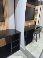 Minibar, cortinas blackout y sistema de insonorización