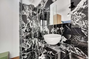 Dusche, Haartrockner, Handtücher, Seife