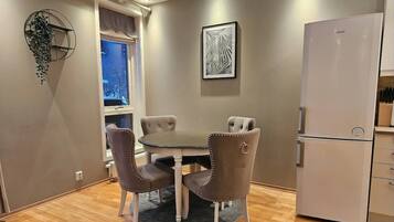 Felles sovesal, 1 soverom, tilgjengelighetstilpasset, balkong | Spiseområde