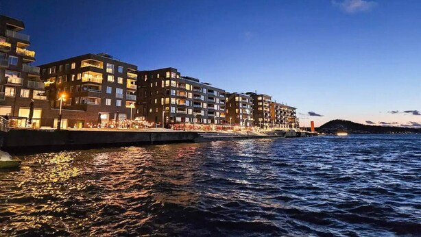 A waterfront hotel with multiple floors, balconies, and a view of the sea. - Stylish Seaview 4 Beds Central Apartment Sorenga (Oslo)