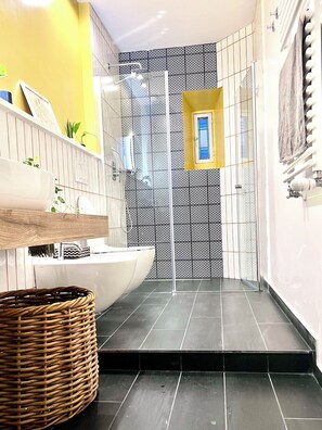 Dusche, Haartrockner, Bidet, Handtücher