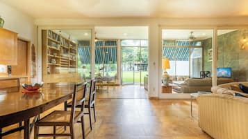 Family House, Pool View | Dining room