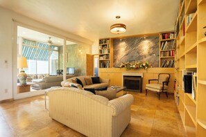 Familienhaus, Poolblick | Wohnbereich | Fernseher