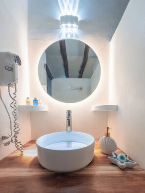 Secador de pelo, jabón, shampoo, papel higiénico