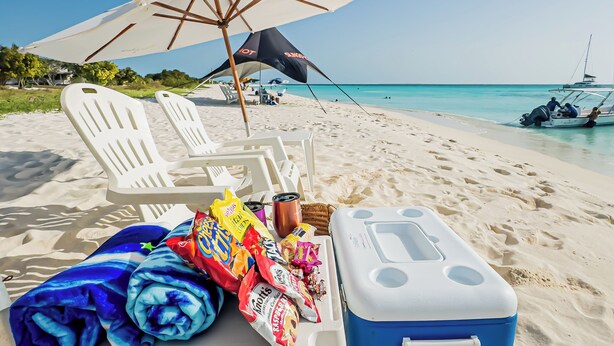 A beach scene with a cooler, snacks, and a tent. - Casa Turquesa (Los Roques)